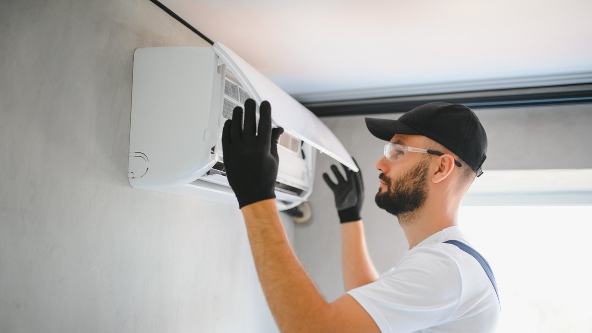 Handwerker beim Einbau einer Klimaanlage