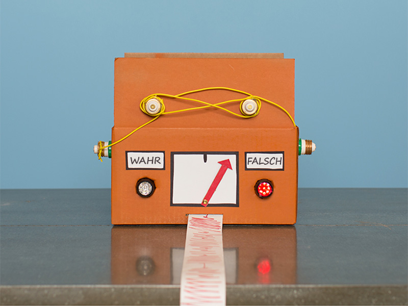 Ein Karton, der aussieht wie ein Lügendetektor