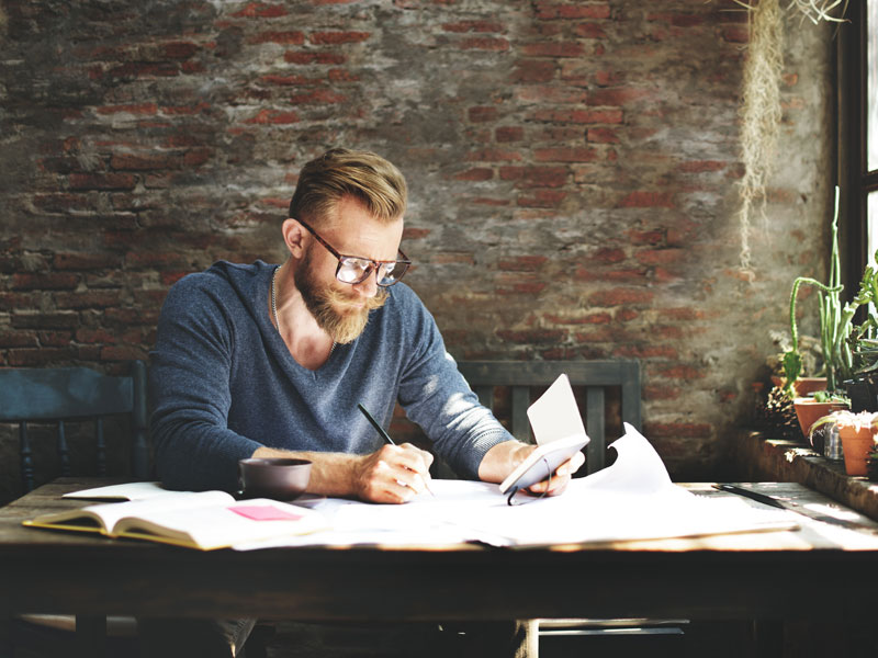 Eine Person an einem Schreibtisch, 