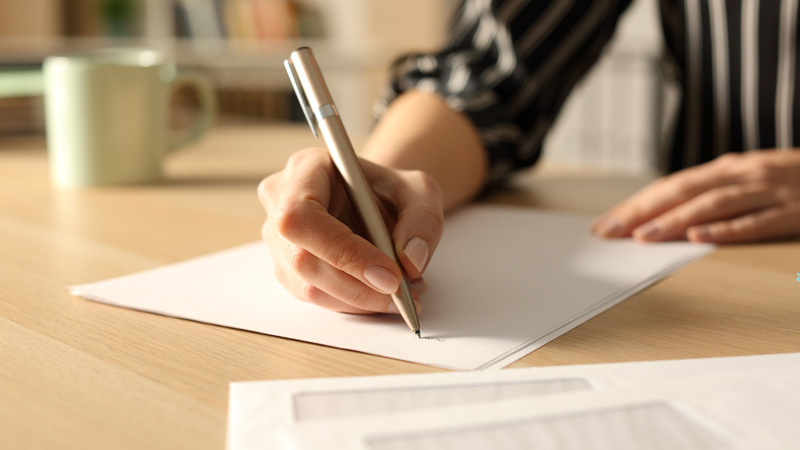 Eine Person setzt ein Schreiben auf, 