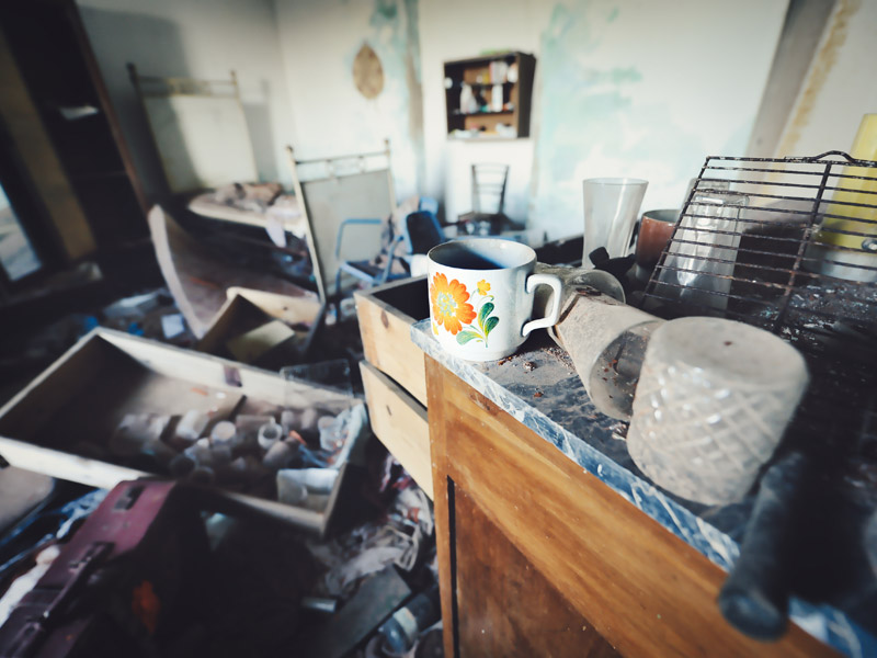 Messie in der Wohnung, Bild einer völlig vermüllten Küche