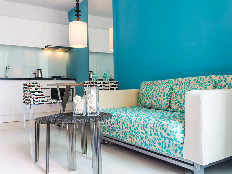 Wohnung mit Tisch, Sofa und Küchenzeile, Möbelmiete,