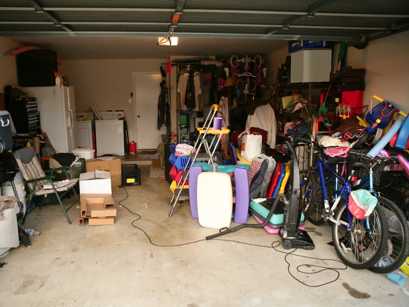 Haushaltsauflösung, Garage, Viele verschiedene Gegenstände sind in einer Garage gelagert