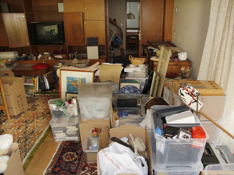 Haushaltsauflösung, Hausrat, Altmodisches Wohnzimmer steht voller Kisten und Kartons mit Gerümpel