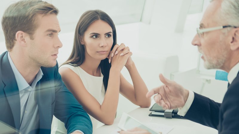 Ein Paar spricht mit seinem Makler. 