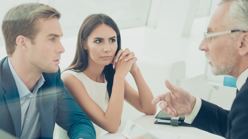 Ein Paar spricht mit seinem Makler. 