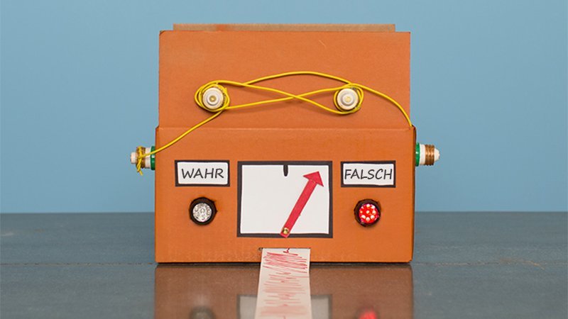 Ein Karton, der aussieht wie ein Lügendetektor