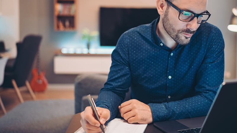 Betriebskostenabrechnung prüfen, Mieter prüft seine Abrechnung