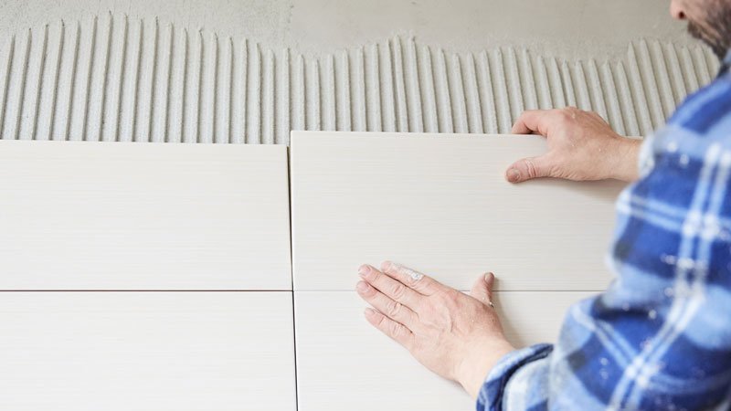 Fliesen werden verlegt