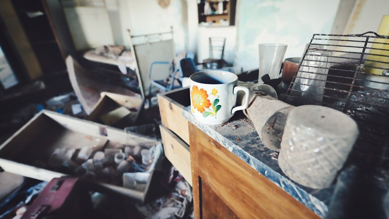 Messie in der Wohnung, Bild einer völlig vermüllten Küche