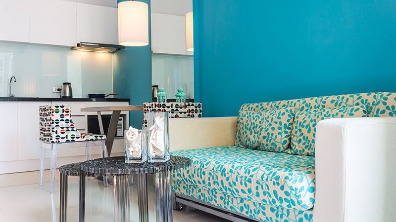 Wohnung mit Tisch, Sofa und Küchenzeile, Möbelmiete,