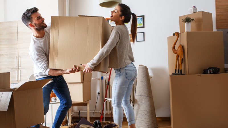 Nachmieter suchen, Pärchen zieht aus Mietwohnung aus