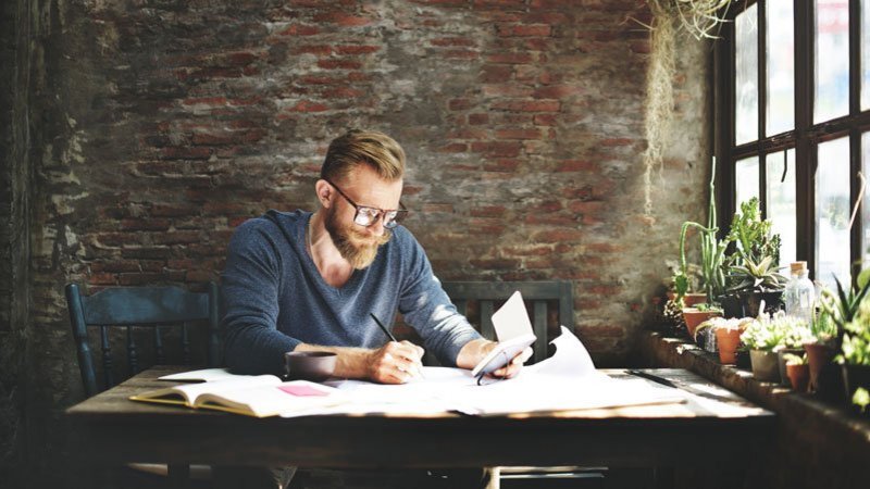 Eine Person an einem Schreibtisch, 